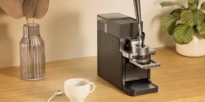 3D Rendering einer Moderne Kaffeemaschine auf Tisch