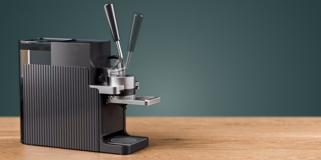 3D-Visualisierung einer schwarzen Espressomaschine auf einer Holzoberfläche vor petrolfarbenem Hintergrund