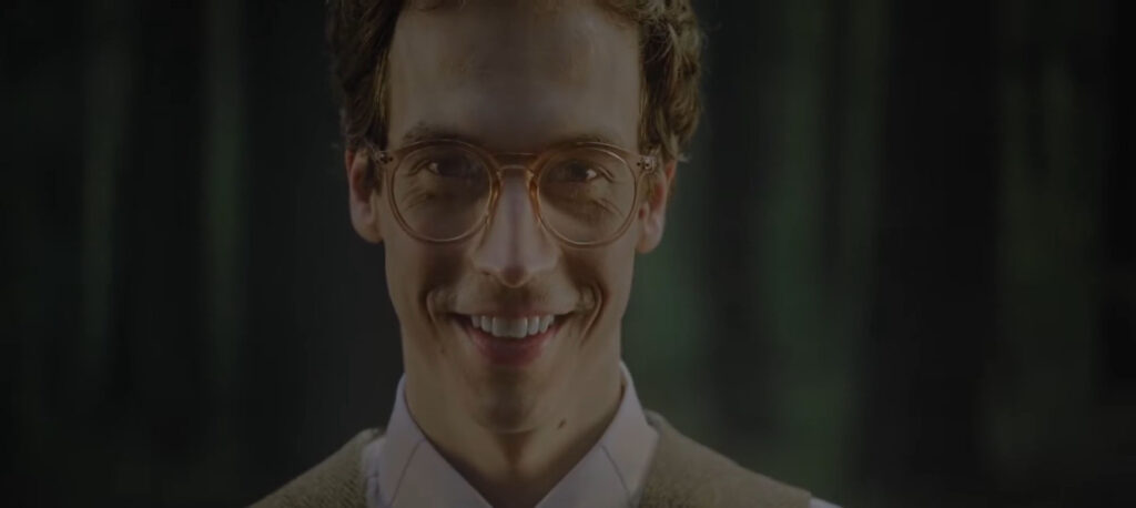 Lächelnder Concierge mit Brille in Nahaufnahme