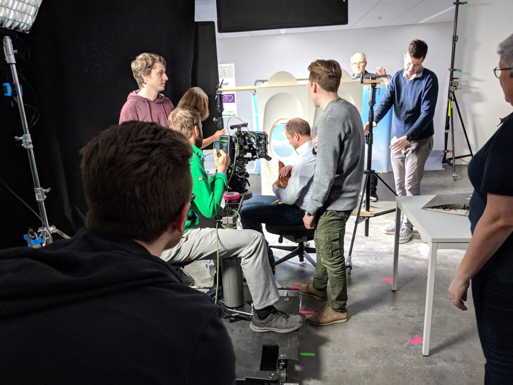 Crew und Darsteller beim Dreh in einem Studio
