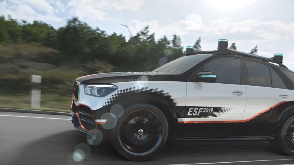 Mercedes-Benz ESF 2019 in Fahrt, Nahaufnahme von vorne seitlich mit Wald im Hintergrund