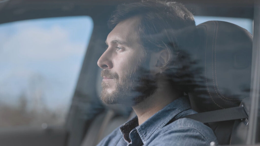 Mann am Steuer blickt aus dem Seitenfenster, Standbild aus dem Produktfilm zum Mercedes-Benz ESF 2019