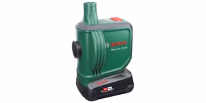 Produktrendering einer Grünen Bosch-Akku-Pumpe EasyWater 18V-400 mit schwarzem Akku und rotem Einschaltknopf