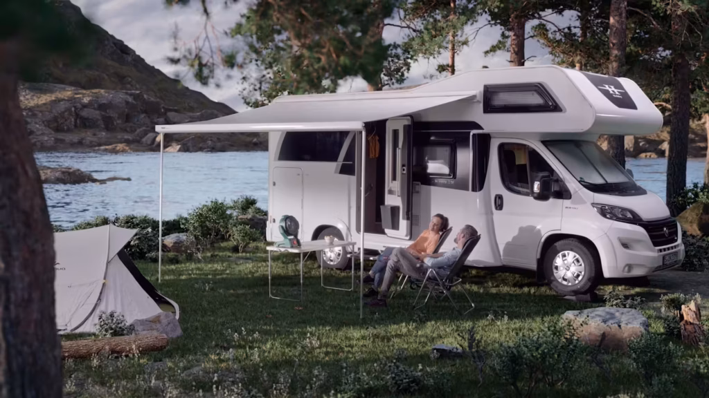Wohnmobil mit Zelt am Ufer eines Sees